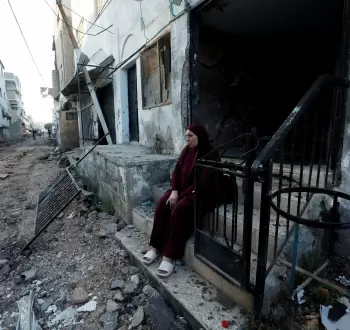 سيدة فلسطينية تجلس أمام منزلها الذي طاله عدوان جيش الاحتلال الإسرائيلي في جنين - صورة أرشيفية.webp