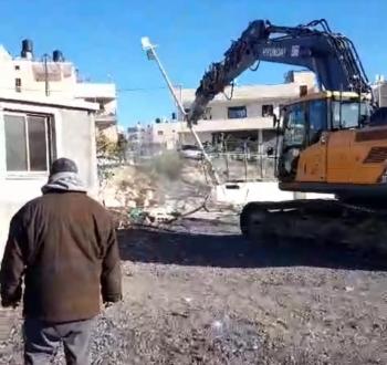 هدم معرض سيارات في رام الله