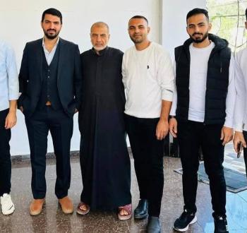 الوالد يتوسط ابنائه الشهداء