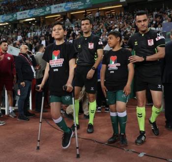 أطفال غزة الجرحى يلفتون أنظار العالم في نصف نهائي كأس تركيا