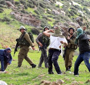 مستوطنون يعتدون على المواطنين الفلسطينيين. أرشيف