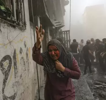سيدة فلسطينية بعد نجاتها من مجزرة إسرائيلية في قطاع غزة.webp