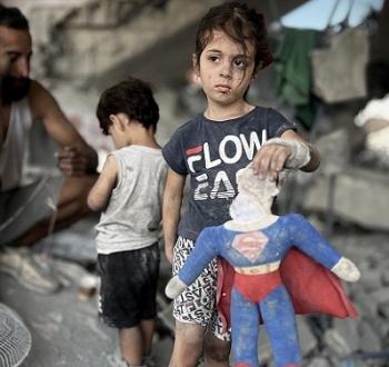 فلسطينيون عقب قصف منزلهم شمال غزة.jpg