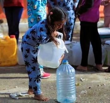 طفلة فلسطينية في غزة تحاول الحصول على مياه للشرب.jpg