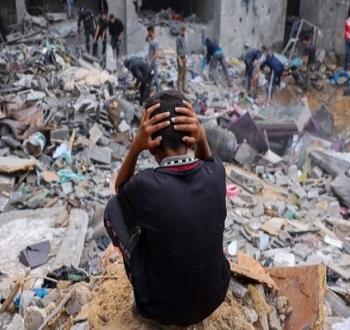 طفل فلسطيني على أنقاض منزل عائلته المدمر