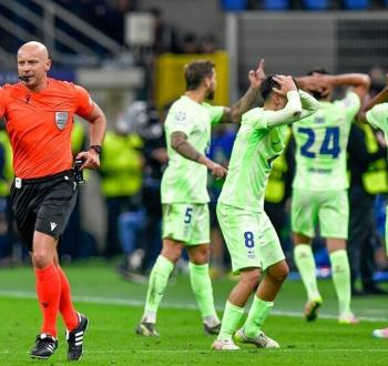 حكم مباراة إنتر ميلان وبرشلونة يرد على الانتقادات
