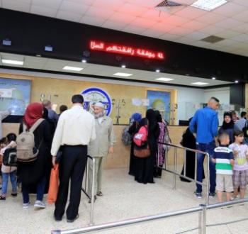 مواطنون خلال انتظارهم للسفر عبر معبر الكرامة.jpg