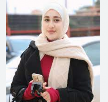 الصحفية حنين قواريق.png