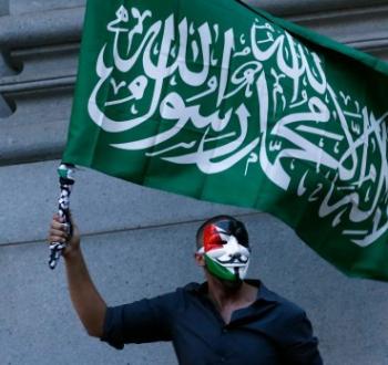 متظاهر في أورويا يحمل راية حماس.jpg