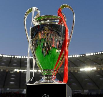لصوص يسرقون كأس دوري أبطال أوروبا
