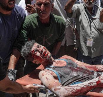 انتشال مصاب عقب قصف إسرائيلي.jpg