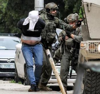 جنود الاحتلال خلال اعتقال شاب فلسطيني.jpg