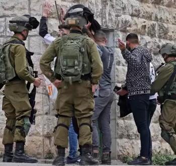 قوات الاحتلال تعتقل شبانا فلسطينيين.webp