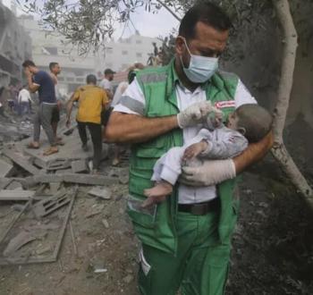 إنقاذ طفلة عقب مجزرة في قطاع غزة.jpg