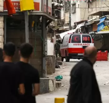 صورة أرشيفية لاحتجاز قوات الاحتلال مركبة إسعاف فلسطينية.webp