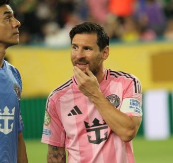 ميسي يتلقى عرض زواج في كأس العالم للأندية