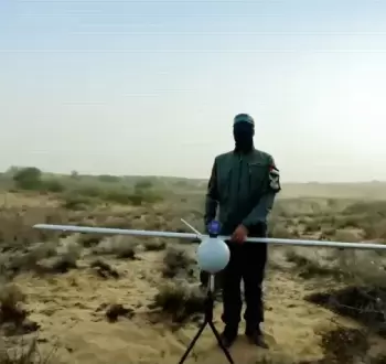 مقاوم يستعد لإطلاق طائرة مسيرة