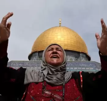 حاجة فلسطينية أمام قبة الصخرة.webp