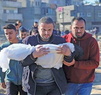 فلسطيني يحمل طفله عقب استشهاده بمجزرة إسرائيلية.jpg