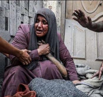 سيدة فلسطينية تودع زوجها عقب مجزرة إسرائيلية في غزة.jpeg