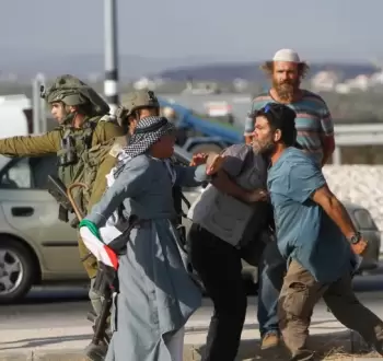 مستوطنون يعتدون على مسن فلسطيني بحماية قوات الاحتلال.webp