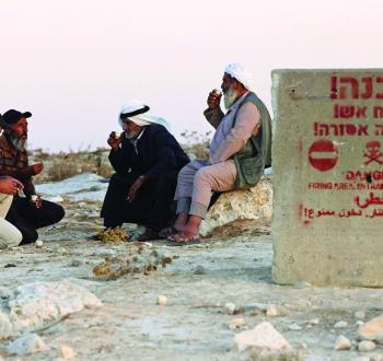 فلسطينيون أمام لوحة في مسافر يطا.jpeg