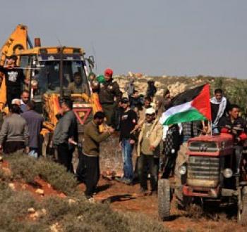 فلسطينيون بحرثون أراضيهم في الضفة.jpg