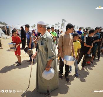 الجوع ينهش أطفال غزة.. طوابير لا تنتهي وأيادٍ صغيرة تمتدّ بحثًا عن الطعام8.jpg