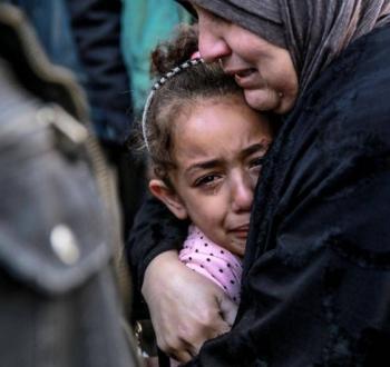 طفلة فلسطينية تبكي عائلتها عقب استشهادها.jpg
