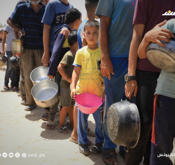 الجوع ينهش أطفال غزة.. طوابير لا تنتهي وأيادٍ صغيرة تمتدّ بحثًا عن الطعام