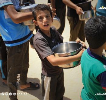 الجوع ينهش أطفال غزة.. طوابير لا تنتهي وأيادٍ صغيرة تمتدّ بحثًا عن الطعام9.jpg