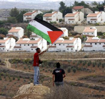 فلسطينيون أمام مستوطنة إسرائيلية في رام الله.jpg