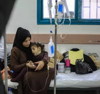 طفلة فلسطينية تتلقى العلاج في رفح