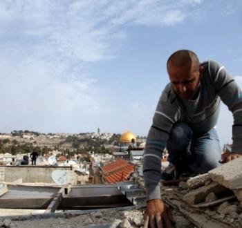 فلسطيني يهدم منزله في القدس.jpg