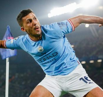 لاعب خط وسط مانشستر سيتي الدولي الإسباني رودري