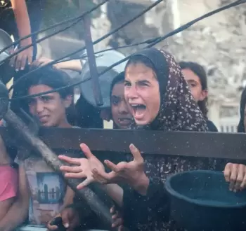 طفلة تصرخ أمام تكية طعام.