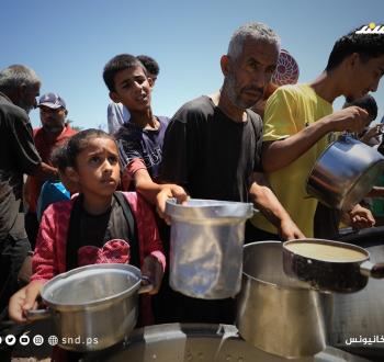 الجوع ينهش أطفال غزة.. طوابير لا تنتهي وأيادٍ صغيرة تمتدّ بحثًا عن الطعام3.jpg