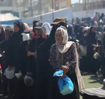 مدنيون ينتظرون الحصول على مساعدات في غزة