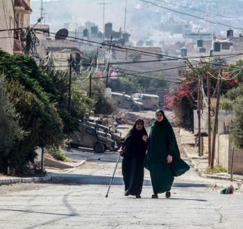 فلسطينيتان خلال خروجهما من المخيم.jpg