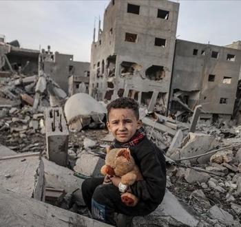 طفل فلسطيني وسط ركام المنازل في غزة.jpg