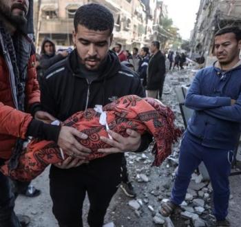 فلسطيني يحمل طفله الشهيد في غزة.jpg