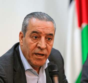 حسين الشيخ نائب الرئيس الفلسطيني.png
