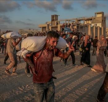فلسطينيون خلال المحاولة على المساعدات.jpg