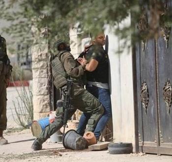 جنود الاحتلال يعتدون على فلسطيني خلال اعتقاله.jpeg