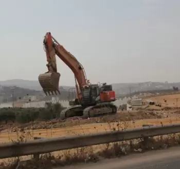 آليات الاحتلال تجرف أراض فلسطينية.webp