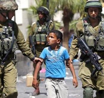 قوات الاحتلال تعتقل طفلًا فلسطينيًا - ارشيف.jpg