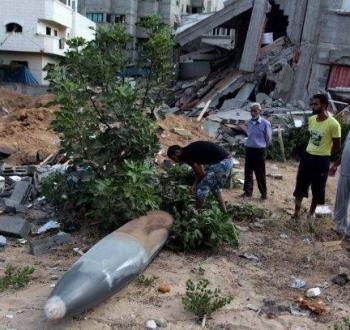 الشرطة تتعامل مع صاروخ إسرائيلي لم ينفجر في غزة.jpg