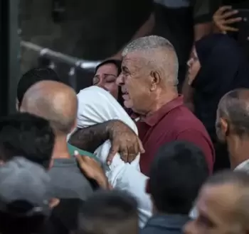 أب فلسطيني يُشيع طفله الشهيد.webp