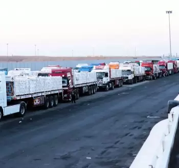 شاحنات مساعدات تنتظر السماح لعبور غزة.webp