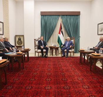 الرئيس محمود عباس خلال استقباله وكيل الأمين العام للأمم المتحدة للشؤون الإنسانية توم فليتشر.jpg